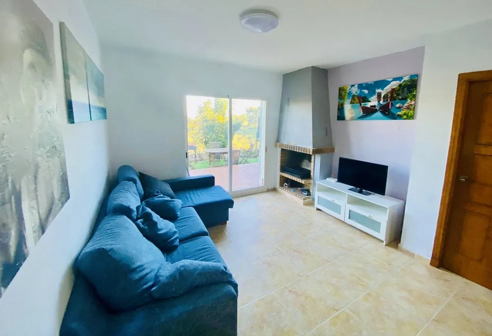 Bright living room with sofa and Smart TV in the Montefaro bungalow